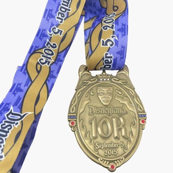 Disney Snow White 2015 10K Magic Mirror 4" Finishers Medal RunDisney - Picture 2 of 4